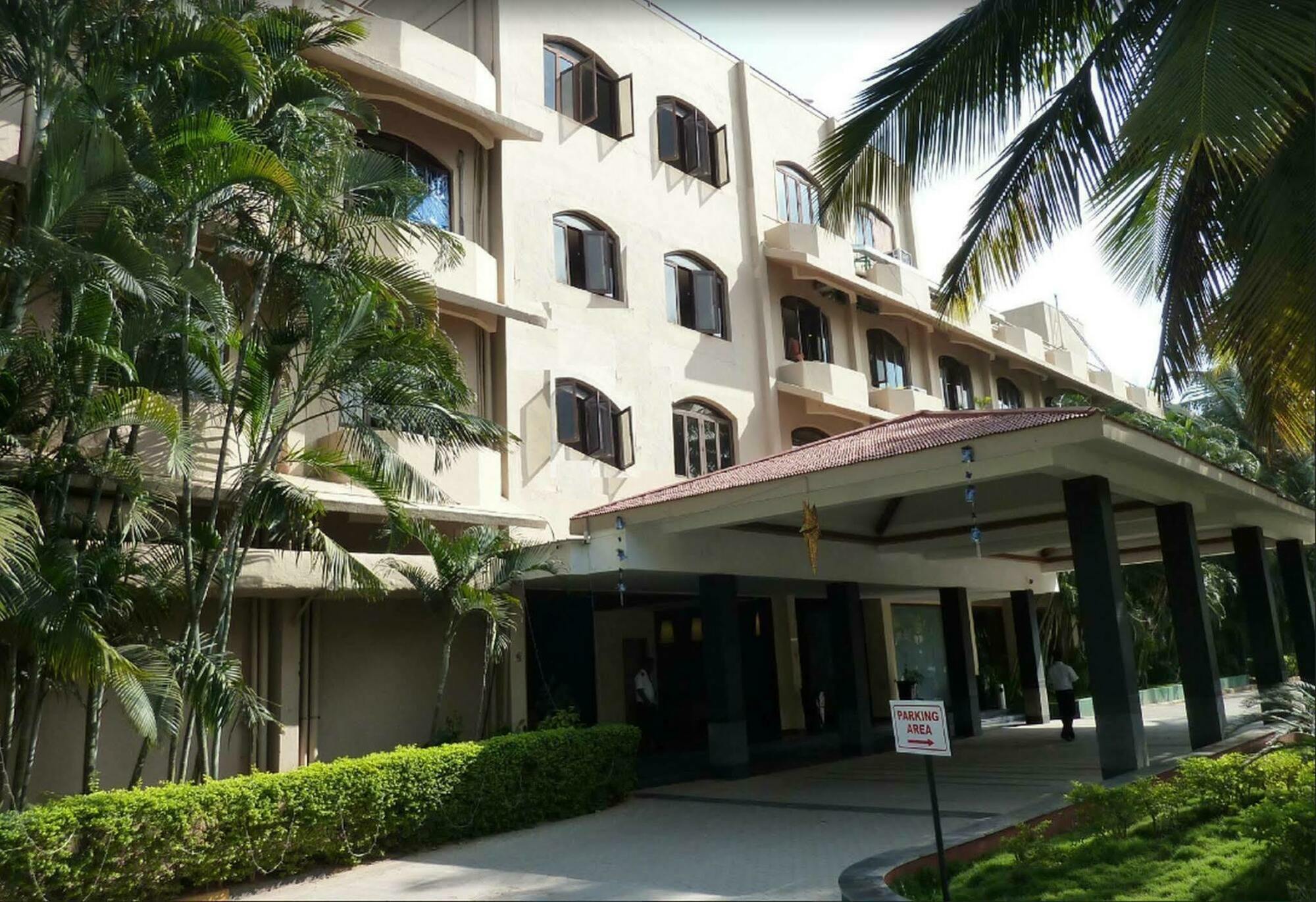 Royal Orchid Resort & Convention Centre, Yelahanka Bangalore Exterior foto